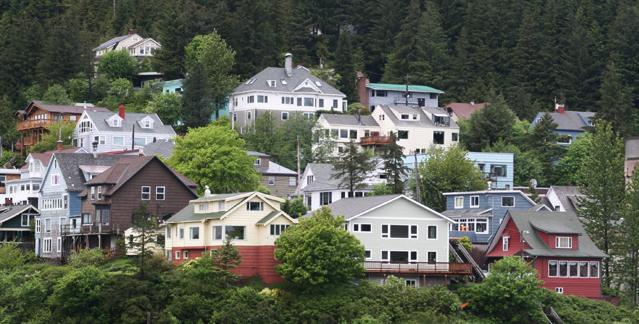 Algunas de las hermosas casas que se alzan en las montañas de Ketchikan (Alaska)